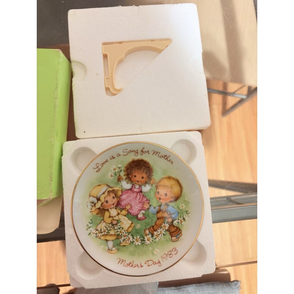 Avon 1983 Vintage 5" Mother's Day Plate 'Love Is a Song for Mother' Artwork